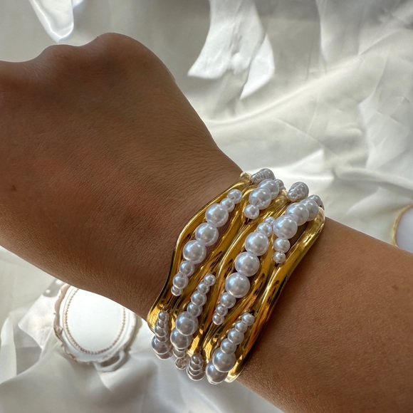 ZARA Big cuff wide bracket. 
Gold and White Pearl Bracelet - Picture 14 of 16